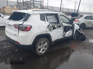 2023 Jeep Compass Latitude z VIN 3C4NJDBN5PT552769, wystawiony jako IAAI lot #41786110 z przebiegiem 53 133 mil mil oraz . Historia ofert i sprzedaży dostępna na DreamBid. Obrazek 4.