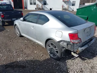 2012 Scion tC z VIN JTKJF5C73C3041811, wystawiony jako IAAI lot #41649126 z przebiegiem 188 685 mil mil oraz . Historia ofert i sprzedaży dostępna na DreamBid. Obrazek 3.