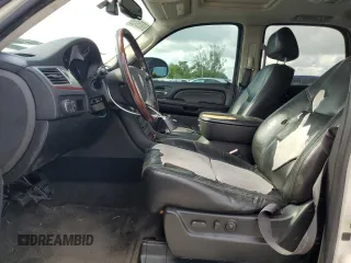 2008 Cadillac Escalade z VIN 1GYEC63818R223070, wystawiony jako Copart lot #60826455 z przebiegiem Nie podano mil oraz Czysty tytuł • Clean title. Historia ofert i sprzedaży dostępna na DreamBid. Obrazek 7.