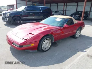1991 Chevrolet Corvette z VIN 1G1YY3382M5116414, wystawiony jako IAAI lot #42219110 z przebiegiem Nie podano mil oraz . Historia ofert i sprzedaży dostępna na DreamBid. Obrazek 2.