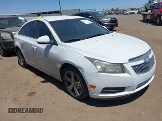 2014 Chevrolet Cruze 2LT z VIN 1G1PE5SB1E7231489, wystawiony jako IAAI lot #42299822 z przebiegiem 110 342 mil mil oraz . Historia ofert i sprzedaży dostępna na DreamBid. Obrazek 1.