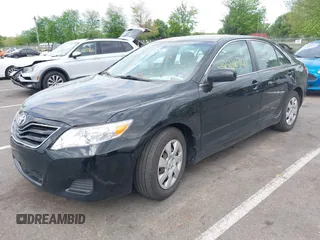 2010 Toyota Camry z VIN 4T1BF3EK3AU551502, wystawiony jako IAAI lot #42216721 z przebiegiem 143 695 mil mil oraz . Historia ofert i sprzedaży dostępna na DreamBid. Obrazek 2.