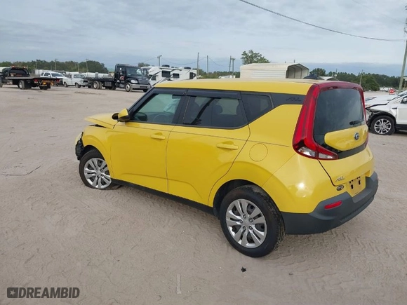 2020 Kia Soul S with VIN KNDJ23AU2L7106835, listed as a IAAI auction lot 40900143 with 61,570 mi miles. Bid and sale history available at carsss.com. Image 3.