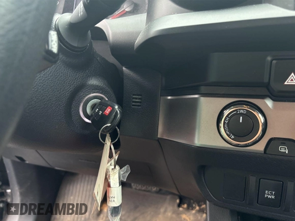 2021 Toyota Tacoma SR z VIN 5TFCZ5AN2MX279975, wystawiony jako IAAI lot #42477503 z przebiegiem 50 690 mil mil oraz . Historia ofert i sprzedaży dostępna na DreamBid. Obrazek 26.