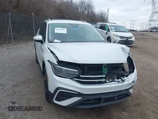2023 Volkswagen Tiguan SE z VIN 3VV2B7AX8PM062519, wystawiony jako IAAI lot #41541819 z przebiegiem 93 873 mil mil oraz . Historia ofert i sprzedaży dostępna na DreamBid. Obrazek 17.