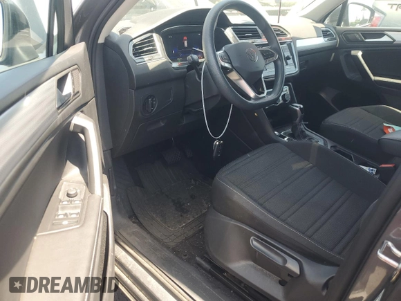 2022 Volkswagen Tiguan S with VIN 3VV1B7AX2NM047135, listed as a Copart auction lot 60137665 with 27,625 mi miles and Salvage title. Bid and sale history available at DreamBid. Image 8.