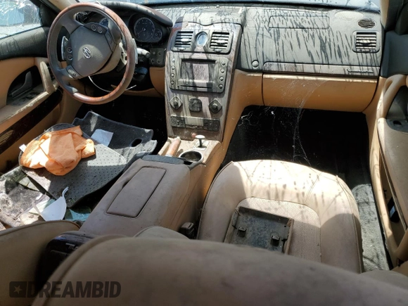 2007 Maserati Quattroporte z VIN ZAMCE39AX70027000, wystawiony jako Copart lot #60355475 z przebiegiem Nie podano mil oraz Czysty tytuł • Clean title. Historia ofert i sprzedaży dostępna na DreamBid. Obrazek 8.