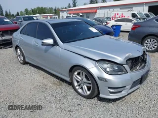2012 Mercedes-Benz C 300 Sport z VIN WDDGF8BB7CR238797, wystawiony jako IAAI lot #42119641 z przebiegiem 168 348 mil mil oraz . Historia ofert i sprzedaży dostępna na DreamBid. Obrazek 1.