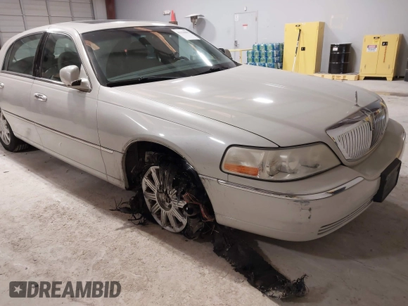 2007 Lincoln Town Car Signature Limited z VIN 1LNHM82W97Y638603, wystawiony jako IAAI lot #41620885 z przebiegiem Nie podano mil oraz . Historia ofert i sprzedaży dostępna na DreamBid. Obrazek 6.