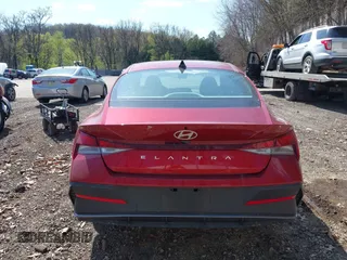 2025 Hyundai Elantra SE z VIN KMHLL4DG4SU856802, wystawiony jako IAAI lot #42102646 z przebiegiem 1 555 mil mil oraz . Historia ofert i sprzedaży dostępna na DreamBid. Obrazek 17.