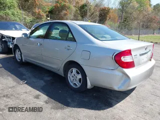 2003 Toyota Camry LE z VIN 4T1BF32K93U053750, wystawiony jako IAAI lot #41930830 z przebiegiem Nie podano mil oraz . Historia ofert i sprzedaży dostępna na DreamBid. Obrazek 3.