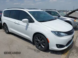 2018 Chrysler Pacifica Touring L Plus z VIN 2C4RC1EG8JR333600, wystawiony jako IAAI lot #42081054 z przebiegiem 94 173 mil mil oraz . Historia ofert i sprzedaży dostępna na DreamBid. Obrazek 1.