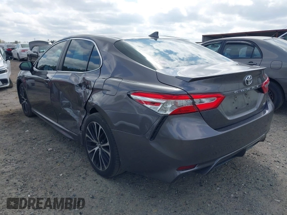2020 Toyota Camry SE z VIN 4T1G11AK8LU335338, wystawiony jako IAAI lot #41908752 z przebiegiem 75 825 mil mil oraz . Historia ofert i sprzedaży dostępna na DreamBid. Obrazek 3.