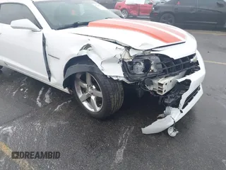 2011 Chevrolet Camaro 2LT z VIN 2G1FC1ED0B9197157, wystawiony jako IAAI lot #41485175 z przebiegiem 133 049 mil mil oraz . Historia ofert i sprzedaży dostępna na DreamBid. Obrazek 6.