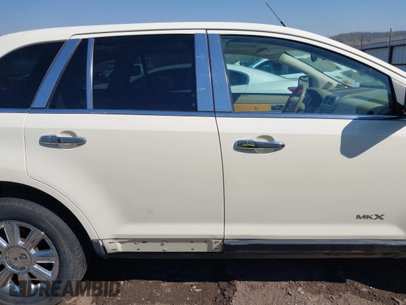 2007 Lincoln MKX with VIN 2LMDU68C77BJ11662, listed as a IAAI auction lot 41878466 with 142,723 mi miles. Bid and sale history available at carsss.com. Image 13.