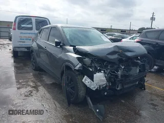 2023 Nissan Kicks S z VIN 3N1CP5BV9PL561294, wystawiony jako IAAI lot #42150962 z przebiegiem 15 900 mil mil oraz . Historia ofert i sprzedaży dostępna na DreamBid. Obrazek 1.