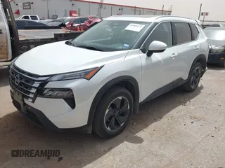 2024 Nissan Rogue SV z VIN JN8BT3BA6RW360105, wystawiony jako IAAI lot #41905419 z przebiegiem 7 103 mil mil oraz . Historia ofert i sprzedaży dostępna na DreamBid. Obrazek 2.