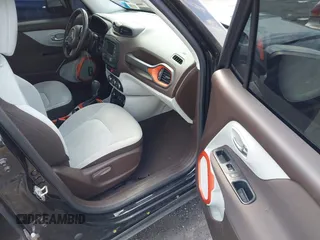 2015 Jeep Renegade Latitude with VIN ZACCJBBT0FPB73676, listed as a IAAI auction lot 42032879 with 121,953 mi miles. Bid and sale history available at carsss.com. Image 5.