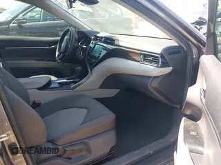 2019 Toyota Camry LE z VIN 4T1B11HK4KU797720, wystawiony jako IAAI lot #42053830 z przebiegiem 102 558 mil mil oraz . Historia ofert i sprzedaży dostępna na DreamBid. Obrazek 5.