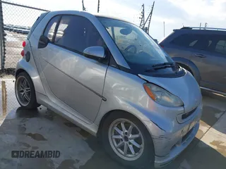 2009 Smart fortwo Pure with VIN WMEEJ31X09K301824, listed as a IAAI auction lot 42088793 with 51,948 mi miles. Bid and sale history available at carsss.com. Image 1.