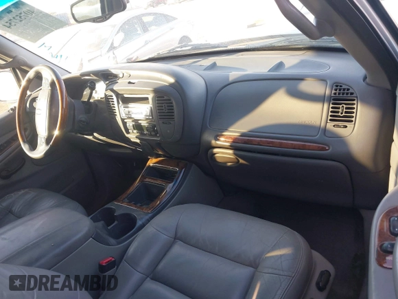 2000 Lincoln Navigator z VIN 5LMEU27A2YLJ32507, wystawiony jako IAAI lot #40752754 z przebiegiem Nie podano mil oraz . Historia ofert i sprzedaży dostępna na DreamBid. Obrazek 5.
