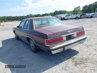 1990 Mercury Grand Marquis z VIN 2MECM74F9LX614526, wystawiony jako IAAI lot #42068697 z przebiegiem 4875 mil mil oraz . Historia ofert i sprzedaży dostępna na DreamBid. Obrazek 3.