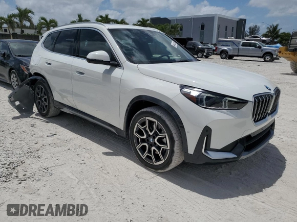2025 BMW X1 xDrive28i z VIN WBX73EF01S5241553, wystawiony jako Copart lot #54432265 z przebiegiem 489 mil mil oraz Szkody całkowita. Historia ofert i sprzedaży dostępna na DreamBid. Obrazek 4.