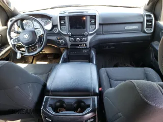 2019 Ram 1500 Big Horn z VIN 1C6SRFFT3KN895368, wystawiony jako Copart lot #52395125 z przebiegiem 101 665 mil mil oraz Czysty tytuł • Clean title. Historia ofert i sprzedaży dostępna na DreamBid. Obrazek 8.