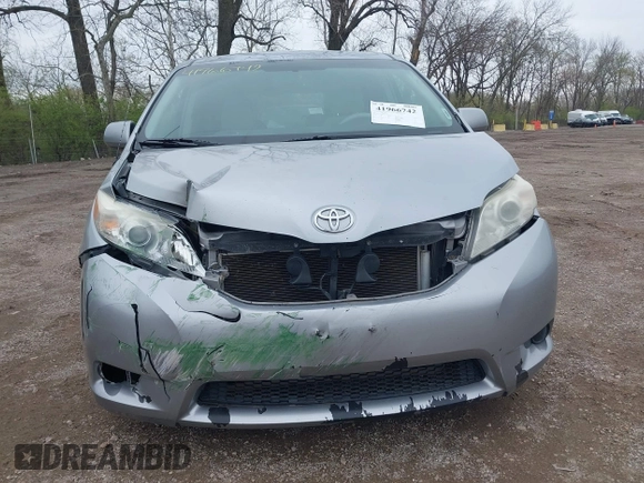 2011 Toyota Sienna LE AAS with VIN 5TDKK3DC4BS085658, listed as a IAAI auction lot 41966742 with 276,899 mi miles. Bid and sale history available at carsss.com. Image 12.