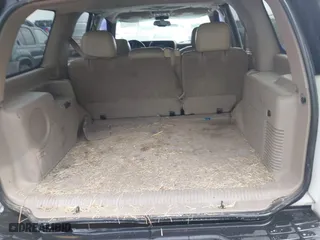 2005 Chevrolet Tahoe Z71 with VIN 1GNEC13T85R203611, listed as a IAAI auction lot 39482026 with 264,918 mi miles. Bid and sale history available at carsss.com. Image 8.