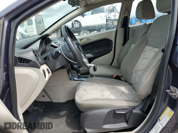 2013 Ford Fiesta SE z VIN 3FADP4EJ8DM146676, wystawiony jako Copart lot #55565485 z przebiegiem 168 801 mil mil oraz Szkoda całkowita • Salvage title. Historia ofert i sprzedaży dostępna na DreamBid. Obrazek 7.