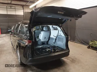 2023 Toyota Sienna XLE z VIN 5TDJSKFC7PS094770, wystawiony jako IAAI lot #42146613 z przebiegiem 72 668 mil mil oraz . Historia ofert i sprzedaży dostępna na DreamBid. Obrazek 3.