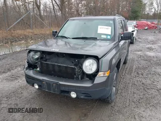 2015 Jeep Patriot High Altitude z VIN 1C4NJRFB8FD177204, wystawiony jako IAAI lot #41972407 z przebiegiem 94 339 mil mil oraz . Historia ofert i sprzedaży dostępna na DreamBid. Obrazek 6.