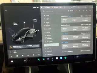 2018 Tesla Model 3 Long Range Battery z VIN 5YJ3E1EB4JF144295, wystawiony jako Copart lot #58754715 z przebiegiem 63 569 mil mil oraz Tytuł czysty. Historia ofert i sprzedaży dostępna na DreamBid. Obrazek 9.