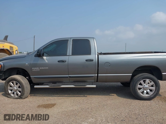 2006 Dodge 2500 SLT z VIN 1D7KS28C56J235984, wystawiony jako IAAI lot #42232600 z przebiegiem 366 134 mil mil oraz . Historia ofert i sprzedaży dostępna na DreamBid. Obrazek 14.