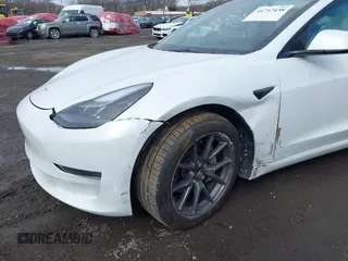 2023 Tesla Model 3 z VIN 5YJ3E1EA8PF671613, wystawiony jako IAAI lot #41737438 z przebiegiem 21 405 mil mil oraz . Historia ofert i sprzedaży dostępna na DreamBid. Obrazek 6.
