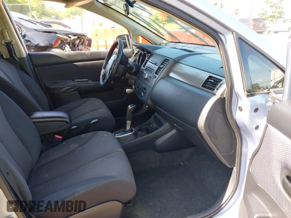 2009 Nissan Versa S z VIN 3N1BC13E29L404742, wystawiony jako IAAI lot #42394095 z przebiegiem 183 334 mil mil oraz . Historia ofert i sprzedaży dostępna na DreamBid. Obrazek 5.