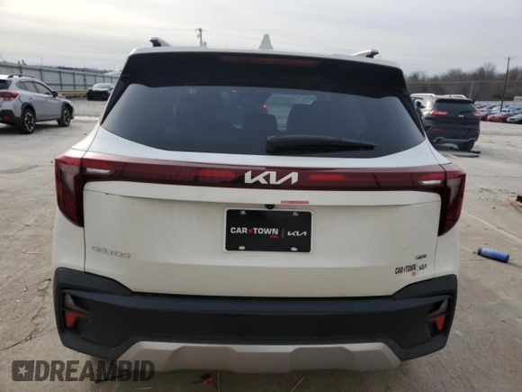 2024 Kia Seltos SX z VIN KNDETCA7XR7563829, wystawiony jako Copart lot #84300884 z przebiegiem 11 982 mil mil oraz Szkoda całkowita • Salvage title. Historia ofert i sprzedaży dostępna na DreamBid. Obrazek 6.