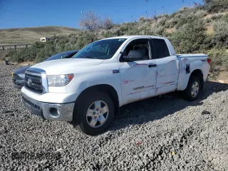 2013 Toyota Tundra z VIN 5TFUW5F16DX310843, wystawiony jako Copart lot #53459195 z przebiegiem 109 665 mil mil oraz Szkoda całkowita • Salvage title. Historia ofert i sprzedaży dostępna na DreamBid. Obrazek 1.