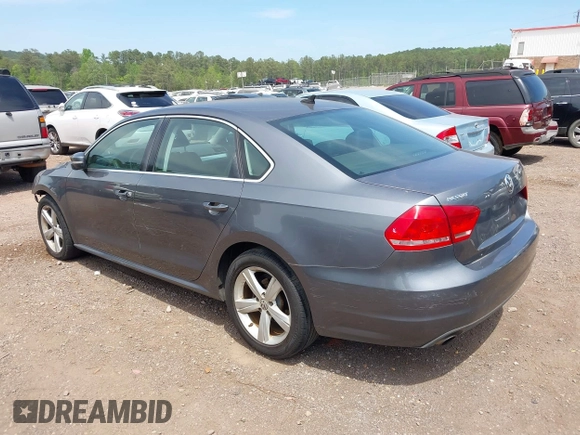 2013 Volkswagen Passat SE z VIN 1VWBP7A39DC100136, wystawiony jako IAAI lot #42071240 z przebiegiem 251 825 mil mil oraz . Historia ofert i sprzedaży dostępna na DreamBid. Obrazek 3.