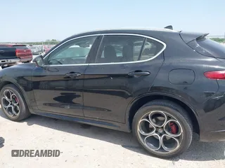 2020 Alfa Romeo Stelvio Ti z VIN ZASPAKBN8L7C95979, wystawiony jako IAAI lot #42018506 z przebiegiem 30 198 mil mil oraz . Historia ofert i sprzedaży dostępna na DreamBid. Obrazek 14.
