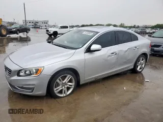 2015 Volvo S60 T5 Drive-E Premier z VIN YV126MFK4F1355600, wystawiony jako Copart lot #54455545 z przebiegiem Nie podano mil oraz Czysty tytuł • Clean title. Historia ofert i sprzedaży dostępna na DreamBid. Obrazek 1.