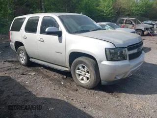 2007 Chevrolet Tahoe LT z VIN 1GNFC13007J348380, wystawiony jako IAAI lot #41944866 z przebiegiem 285 314 mil mil oraz . Historia ofert i sprzedaży dostępna na DreamBid. Obrazek 1.
