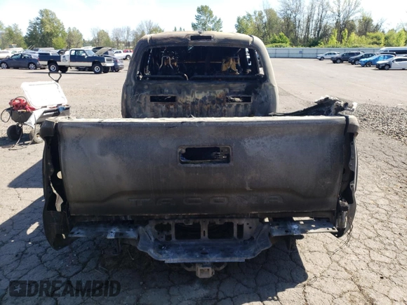 2017 Toyota Tacoma SR5 z VIN 3TMDZ5BN3HM033290, wystawiony jako Copart lot #55990995 z przebiegiem Nie podano mil oraz Szkoda całkowita • Salvage title. Historia ofert i sprzedaży dostępna na DreamBid. Obrazek 6.