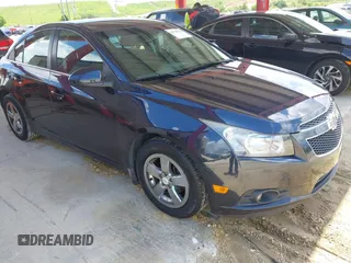 2014 Chevrolet Cruze 1LT z VIN 1G1PC5SB8E7236632, wystawiony jako IAAI lot #42739274 z przebiegiem 112 968 mil mil oraz . Historia ofert i sprzedaży dostępna na DreamBid. Obrazek 1.