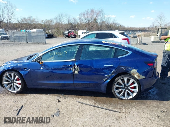 2018 Tesla Model 3 Long Range Battery z VIN 5YJ3E1EB5JF180030, wystawiony jako IAAI lot #41897617 z przebiegiem 89 557 mil mil oraz . Historia ofert i sprzedaży dostępna na DreamBid. Obrazek 14.