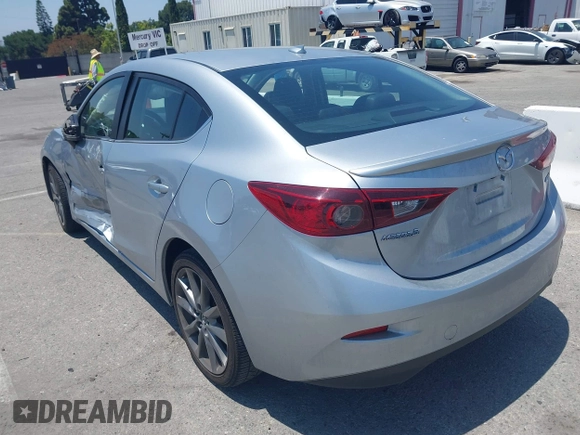 2018 Mazda 3 Touring z VIN 3MZBN1V35JM272638, wystawiony jako IAAI lot #42458722 z przebiegiem 98 393 mil mil oraz . Historia ofert i sprzedaży dostępna na DreamBid. Obrazek 3.