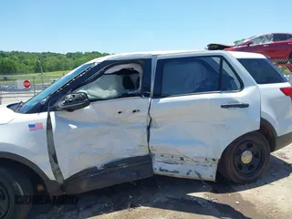 2017 Ford Police Interceptor Utility z VIN 1FM5K8AR9HGD26082, wystawiony jako IAAI lot #42302735 z przebiegiem 168 705 mil mil oraz . Historia ofert i sprzedaży dostępna na DreamBid. Obrazek 6.