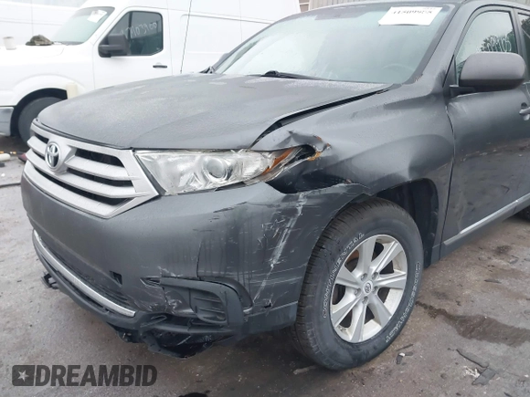 2011 Toyota Highlander z VIN 5TDBK3EHXBS080409, wystawiony jako IAAI lot #41509905 z przebiegiem 201 620 mil mil oraz . Historia ofert i sprzedaży dostępna na DreamBid. Obrazek 6.