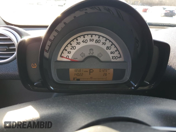 2015 Smart fortwo Passion z VIN WMEEJ3BA8FK797266, wystawiony jako Copart lot #44854795 z przebiegiem 18 581 mil mil oraz Czysty tytuł • Clean title. Historia ofert i sprzedaży dostępna na DreamBid. Obrazek 9.
